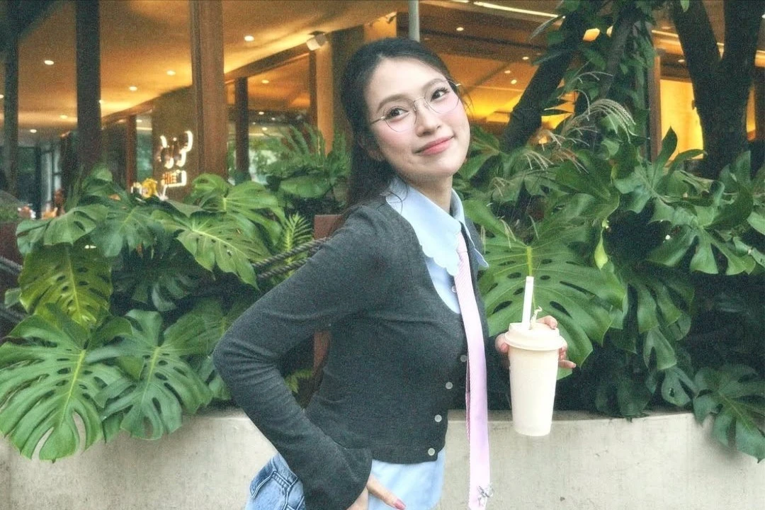 MC Khánh Vy khoe vẻ đẹp trẻ trung và năng lượng tích cực khi đi cafe