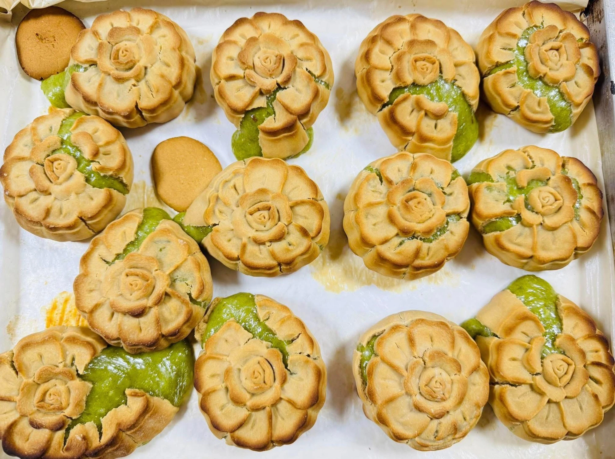 Mẻ bánh Trung thu nhân cốm xào cực viral, nhận hàng chục nghìn lượt like