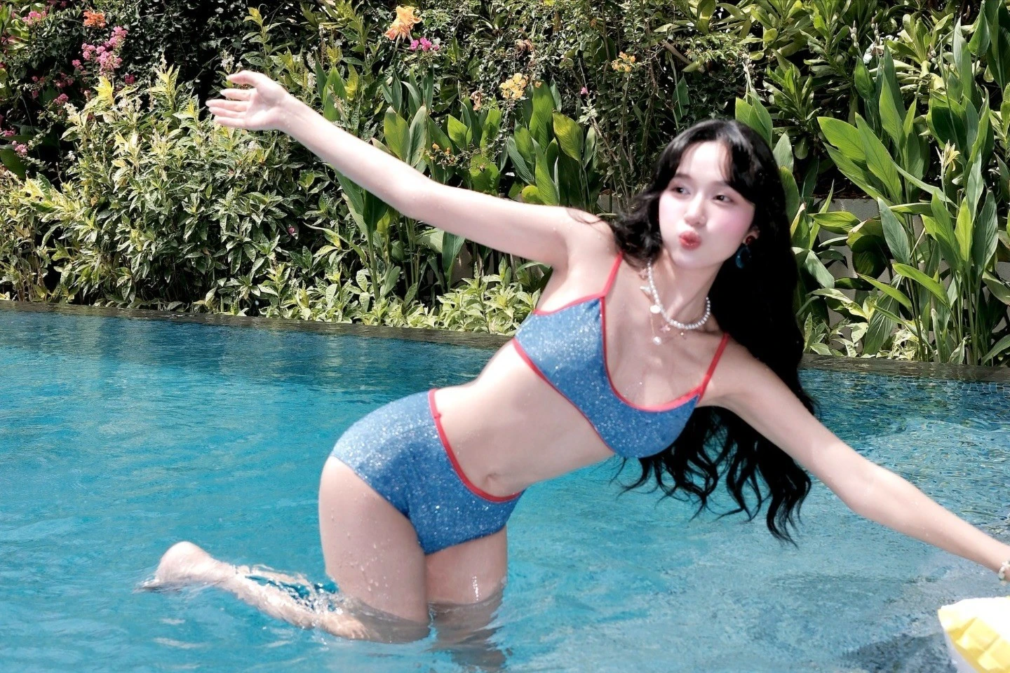 Hot girl Tây Bắc khoe body gợi cảm bên hồ bơi