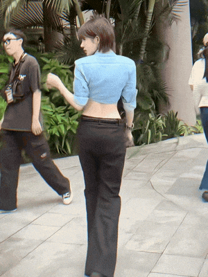 Trong đoạn clip lan truyền, LyLy xuất hiện khi đang di chuyển trên lối đi ngoài trời, giữa không gian xanh mát. Nữ ca sĩ diện trang phục tối giản, mái tóc ngắn gọn gàng, thần thái thoải mái.