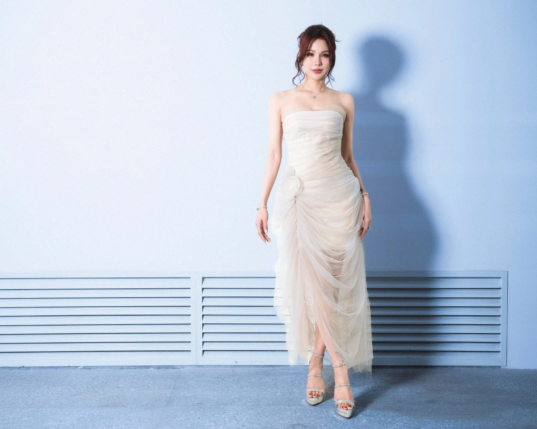 Diệp Lâm Anh “đằm thắm” trong bộ đầm dạ hội, thần thái mặn mà sau sóng gió