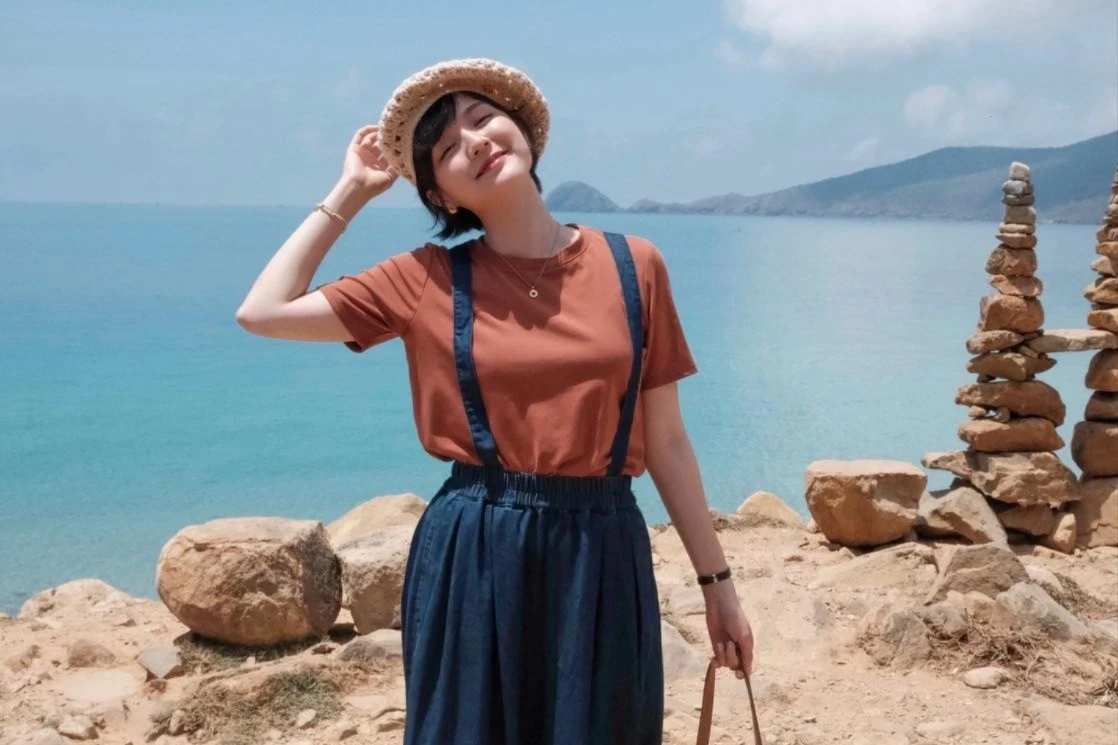 Giữa bão ảnh nóng, Hải Tú đi biển không mặc bikini vẫn đẹp