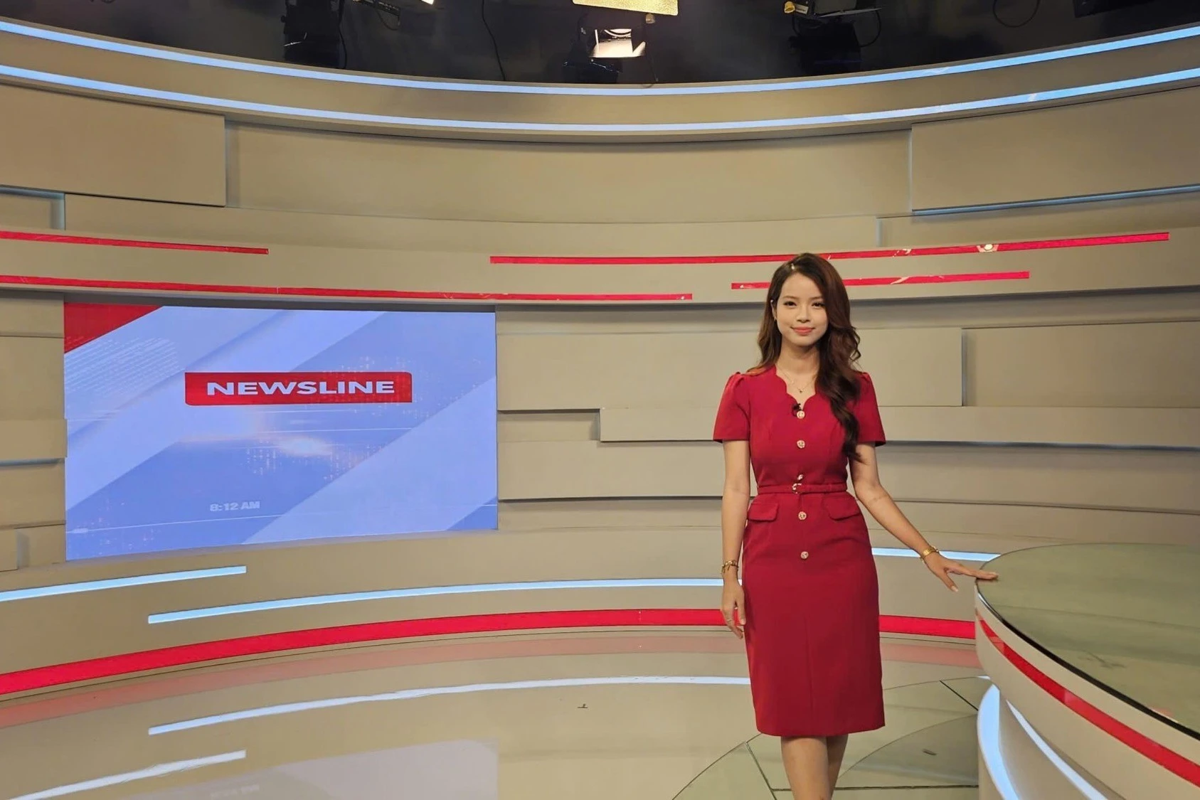 Nữ MC kênh Vietnam Today gây sốt với bảng thành tích học tập 'khủng'