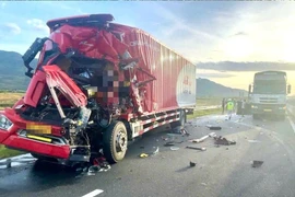 Xe tải tông đuôi xe cùng chiều trên cao tốc Vĩnh Hảo – Phan Thiết