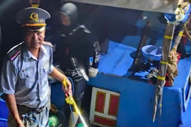 Tuần tra vịnh Nha Trang, phát hiện tàu cá nghi sử dụng ngư cụ cấm