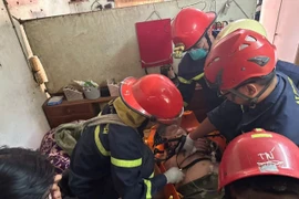 TP HCM: Cảnh sát giải cứu người phụ nữ nặng hơn 100kg mắc kẹt trên gác