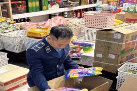 Đà Nẵng: Thu giữ hơn 2.400 sản phẩm thực phẩm vi phạm trước Tết