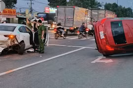 Xe 5 chỗ mất lái giữa giao lộ, tông nhiều xe máy rồi lật nghiêng ở TP HCM