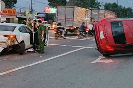 Xe 5 chỗ mất lái giữa giao lộ, tông nhiều xe máy rồi lật nghiêng ở TP HCM