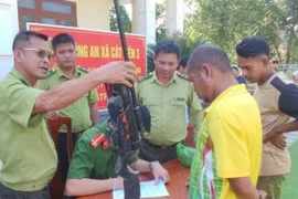 Lâm Đồng: Người dân xã Cát Tiên 3 giao nộp nhiều vũ khí tự chế, bẫy thú rừng