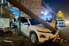 TP HCM: Ô tô mất lái tông gãy trụ đèn chiếu sáng giữa đêm ở Bình Thạnh