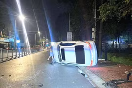Xe ô tô va dải phân cách, lật nghiêng giữa đường ở TP.HCM