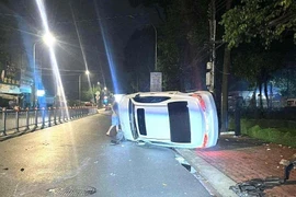 Xe ô tô va dải phân cách, lật nghiêng giữa đường ở TP.HCM