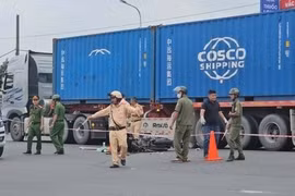 Nữ công nhân không qua khỏi sau va chạm giữa xe máy và container ở TPHCM