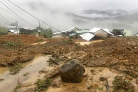 Đà Nẵng: Cứu hộ nạn nhân vụ sạt lở, 6 ngôi nhà bị chôn vùi trong đất đá