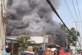 Căn nhà chứa vật dụng sinh hoạt ở Củ Chi bốc cháy