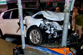 Ô tô điện tông liên hoàn xe máy ở Đồng Tháp, 2 người thương vong