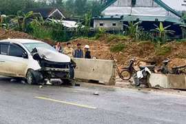 Ô tô tông khối bê tông ven đường, một trẻ 9 tháng tuổi tử vong