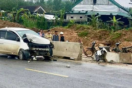 Ô tô tông khối bê tông ven đường, một trẻ 9 tháng tuổi tử vong