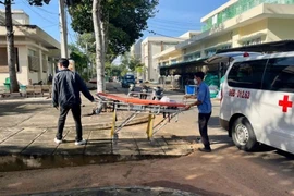 Phát hiện người đàn ông nằm bất động dưới sân khách sạn ở Lâm Đồng