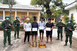 Biên phòng An Giang bắt nhóm vận chuyển pháo trái phép