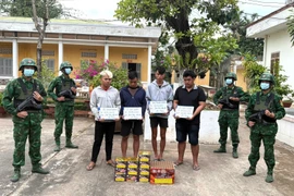 Biên phòng An Giang bắt nhóm vận chuyển pháo trái phép
