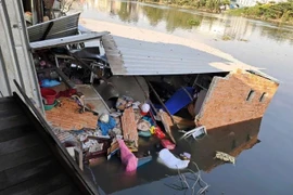 TP HCM: Một nhà dân ven sông bất ngờ sụp đổ