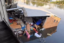 TP HCM: Một nhà dân ven sông bất ngờ sụp đổ