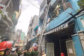 Cháy nhà dân ở đường Tô Hiến Thành, hai người được giải cứu khỏi tầng 3