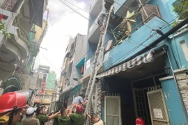 Cháy nhà dân ở đường Tô Hiến Thành, hai người được giải cứu khỏi tầng 3
