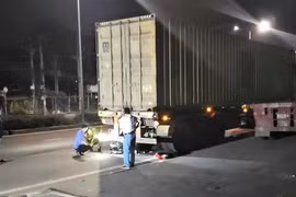 Va chạm với xe đầu kéo trong đêm, người đàn ông tử vong