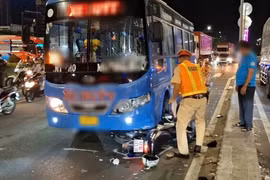 Va chạm xe buýt và xe máy trên Quốc lộ 1A, 2 người nhập viện