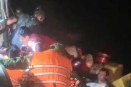 Cà Mau: Kịp thời ứng cứu 4 ngư dân tại khu vực cách cửa biển Gành Hào