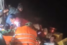 Cà Mau: Kịp thời ứng cứu 4 ngư dân tại khu vực cách cửa biển Gành Hào