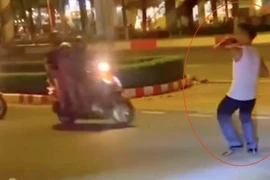 Người đàn ông mở loa kẹo kéo, nhảy trên đường phố Đồng Nai