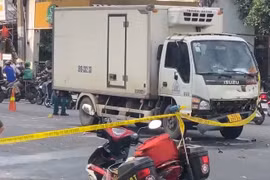 TP HCM: Xe máy va chạm xe tải lúc rạng sáng, một người không qua khỏi