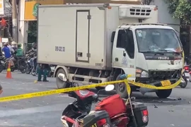 TP HCM: Xe máy va chạm xe tải lúc rạng sáng, một người không qua khỏi