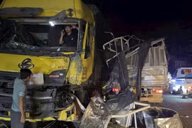 Lâm Đồng: Hai xe tải va chạm trên đèo Chuối, cabin biến dạng 