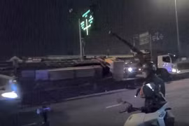 TP HCM: Xe cẩu chở trụ bê tông lật trên đường Đỗ Mười, 2 người bị thương