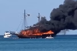 Cứu sống thuyền trưởng và 55 thuyền viên tàu cá bị cháy chìm trên biển