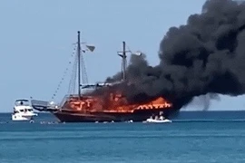 Cứu sống thuyền trưởng và 55 thuyền viên tàu cá bị cháy chìm trên biển