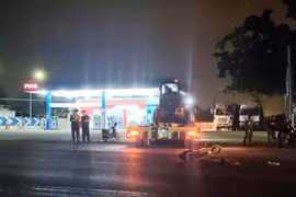 Va chạm xe đầu kéo khi lùi từ cây xăng ra Quốc lộ 1, người đi xe máy tử vong