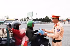 Công an Cần Thơ trao nước, phần ăn hỗ trợ người dân về quê đón Tết
