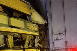 Xe khách va chạm với xe đầu kéo trên cao tốc Vĩnh Hảo - Phan Thiết