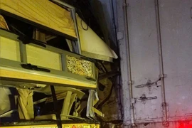 Xe khách va chạm với xe đầu kéo trên cao tốc Vĩnh Hảo - Phan Thiết