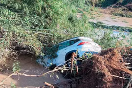 Đắk Lắk: Cứu kịp thời 2 người đi ôtô bị nước lũ cuốn