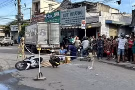 TP HCM: Va chạm xe tải, người phụ nữ đi xe máy tử vong