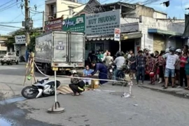 TP HCM: Va chạm xe tải, người phụ nữ đi xe máy tử vong
