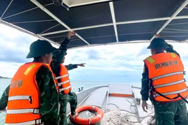 Bắt quả tang 2 tàu cá dùng “giã cào bay” tại ven bờ Lâm Đồng