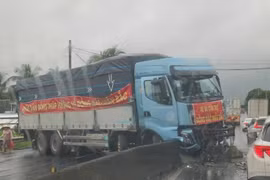 Đắk Lắk: Xe cứu trợ Đồng Tháp không may va chạm trên đường ra Bắc